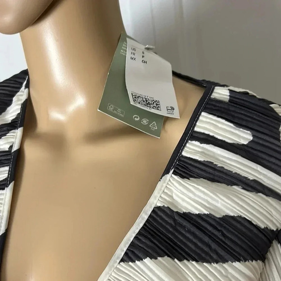 H&M animal print dress,,Black & white zebra print crinkle,balloon sleeves,tiered - Picture 9 of 16